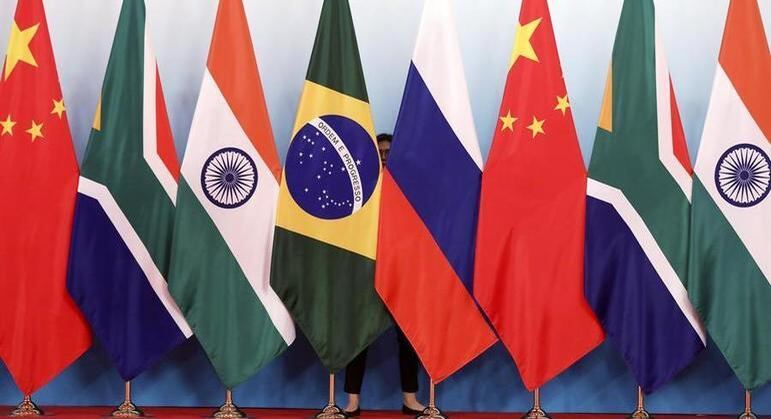 Funcionária ajeita bandeiras dos países do Brics para conferência na China
, em 2017