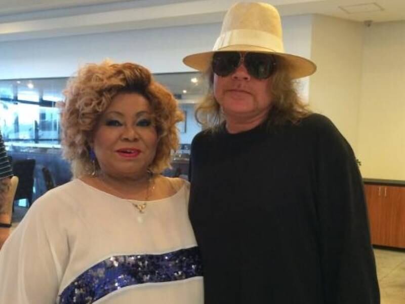 Axl Rose e Alcione

O cantor aproveitou sua vinda ao Brasil para tietar Alcione. Ele postou, em seu Twitter, foto com a intérprete com uma legenda fofa.

— Com a incrível Alcione! 

Ela também se pronunciou sobre o assunto e declarou-se no Instagram. 

— Hoje eu ganhei meu dia! Encontrei meu ídolo Axl Rose! Abracei, beijei, cheirei, fiz tudo que tinha direito! Sou muito fã do Guns N' Roses e especialmente dele!