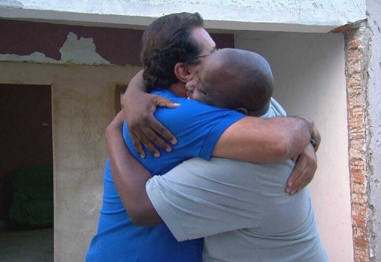 O encontro entre Geraldo e Charles está emocionante! O apresentador vai descobrir se a história é verdadeira e conversar com o artista que sempre fez muito sucesso entre os famosos e o público