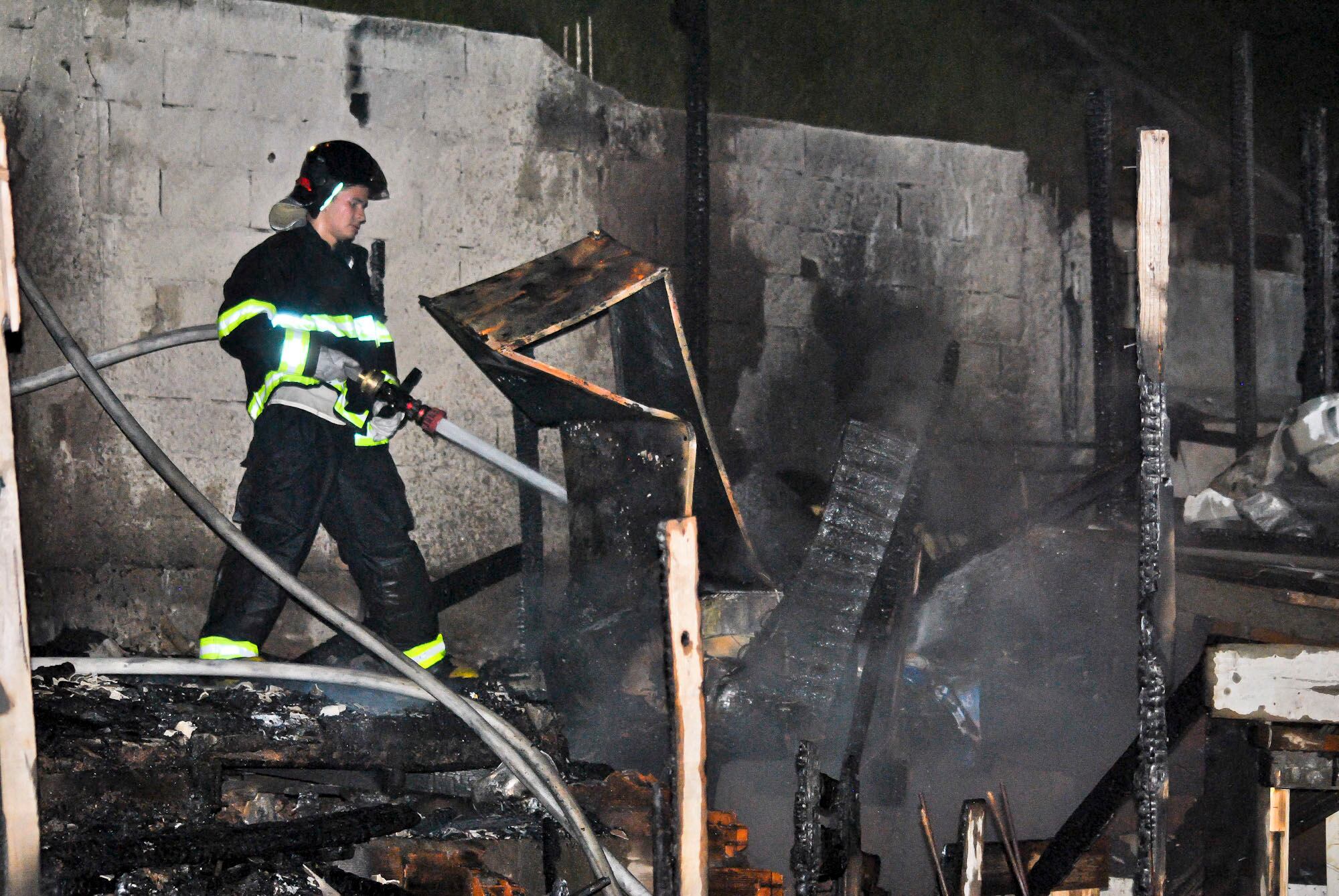 Incêndio atingiu barracos na favela Piratininga, em Osasco, Grande São Paulo, nesta terça- feira. O fogo foi controlado pelo Corpo de Bombeiros
