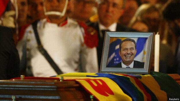 'Selfies' tiradas durante o funeral de Eduardo Campos geraram debate sobre regras de comportamento