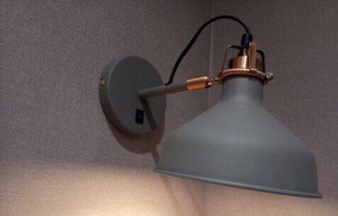 Uma luminária no lote 15 tem preço inicial de R$ 30