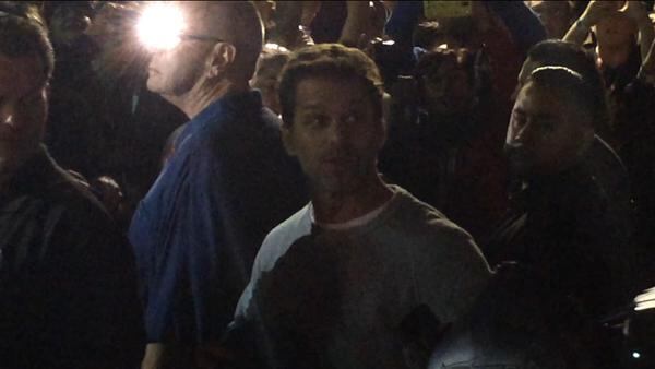Diretor do filme, Zack Snyder desceu do carro e distribuiu camisetas para os fãs de Batman