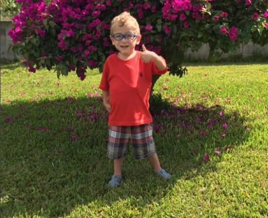 De acordo
com Jéssica, atualmente a alimentação de Chico é feita por dois meios: gastrostomia,
que é uma espécie de buraco feito no estômago para a introdução de alimentos, e
o cateter. A gastrostomia serve para que ele receba alimentação através de um
aparelho, que fica “pingando” alimento no aparelho digestivo do menino. Desta forma,
o intestino não para de funcionar. Já pelo cateter, ele recebe vitaminas e sais
minerais essenciais para a nossa sobrevivência, mas que o intestino dele não
absorve