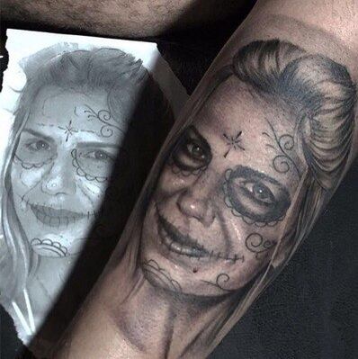 Tom Veiga, que interpreta o Louro José, fez uma tatuagem da mulher com traços da cultura mexicana, como a personagem Catrina, famosa no Dia dos Mortos. Alessandra Veiga, no entanto, não curtiu a tattoo e mandou a real no Instagram do marido.

— Odiei!!! Eu já tinha pedido para você não fazer a tattoo de Catrina com meu rosto. Você tem direito de gostar e querer tatuar isso, mas com outro rosto, uma personagem, sei lá. Respeito a cultura mexicana, mas eu não cultuo a morte. Se eu soubesse que as fotos que você pediu hoje fosse pra isso, tinha escolhido qualquer uma, não as que eu mais gostava, como você pediu. NÃO GOSTEI!!!

Os seguidores de Tom passaram a fazer diversas piadas e comentários sobre o caso. A repercussão negativa foi tão grande que Tom apagou seu Instagram. Veja mais famosos que já causaram com suas tatuagens!

Acesse o R7 Play e assista à programação da Record quando quiser

