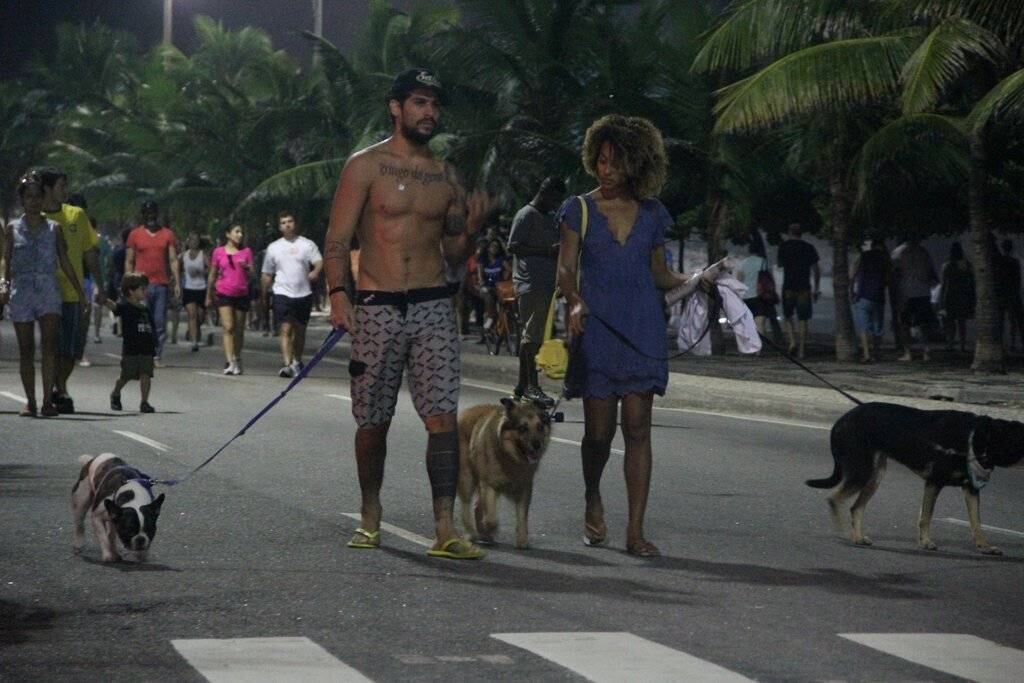Sheron Menezzenes caminha com namorado e cachorros em Ipanema, no Rio de Janeiro