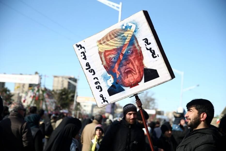 Iraniano segura cartaz contra Trump em marcha pelo aniversário da Revolução Islâmica