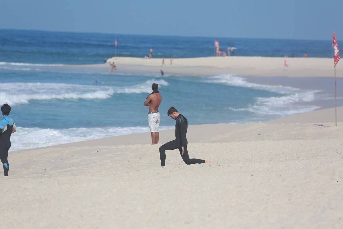 Cauã Reymond surfou no Recreio dos Bandeirantes nesta segunda-feira (21)