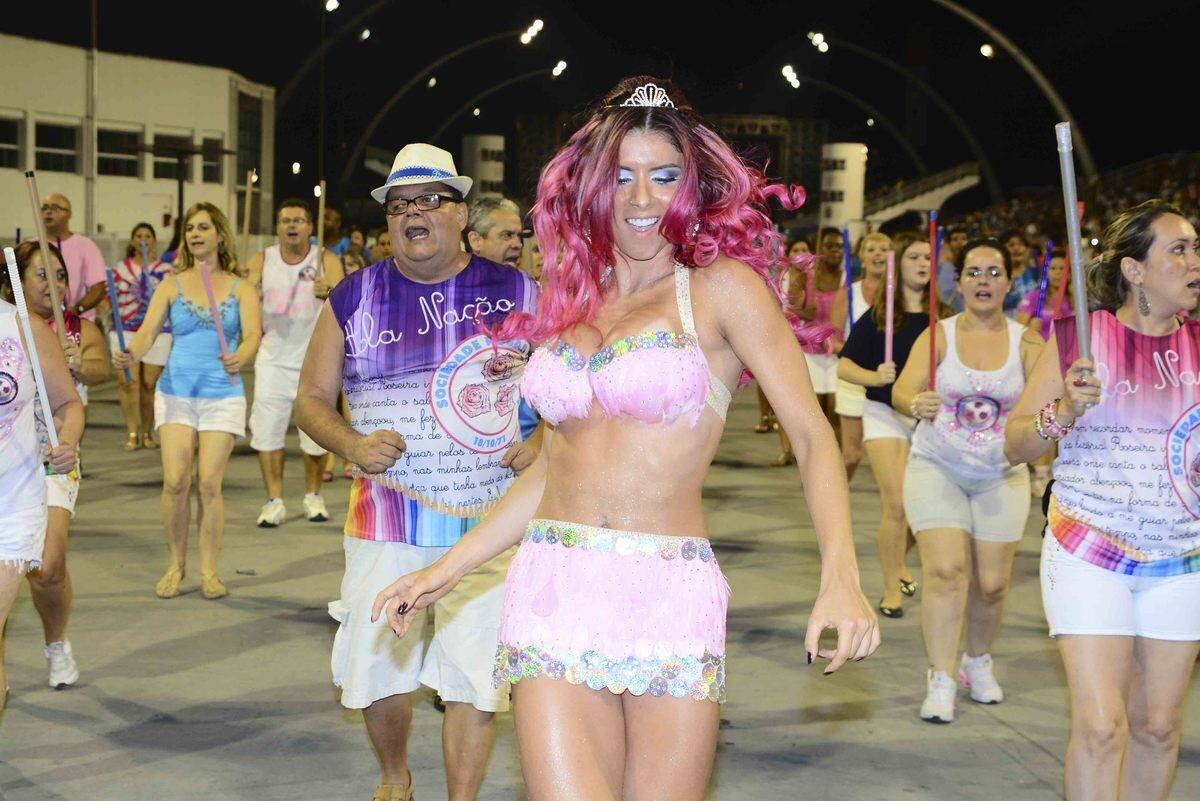 Sua lingerie rosa deixava à mostra seu abdômen sarado