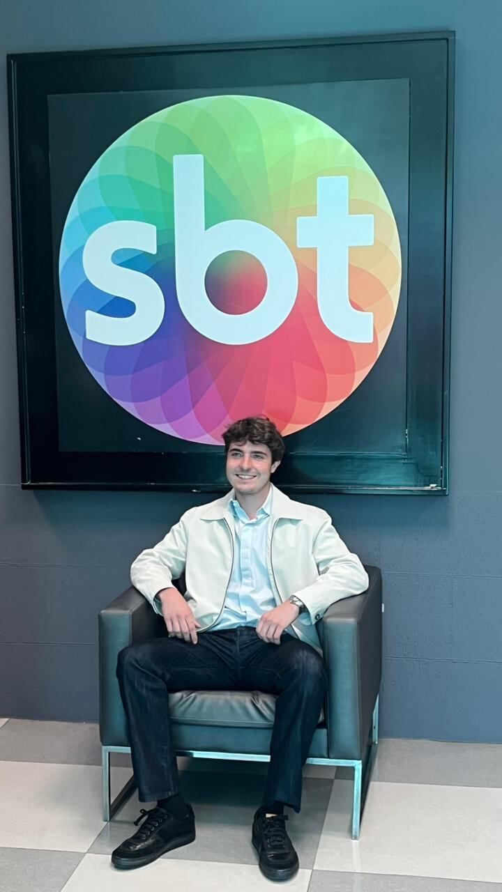 João Augusto Liberato, filho de Gugu, visita o SBT