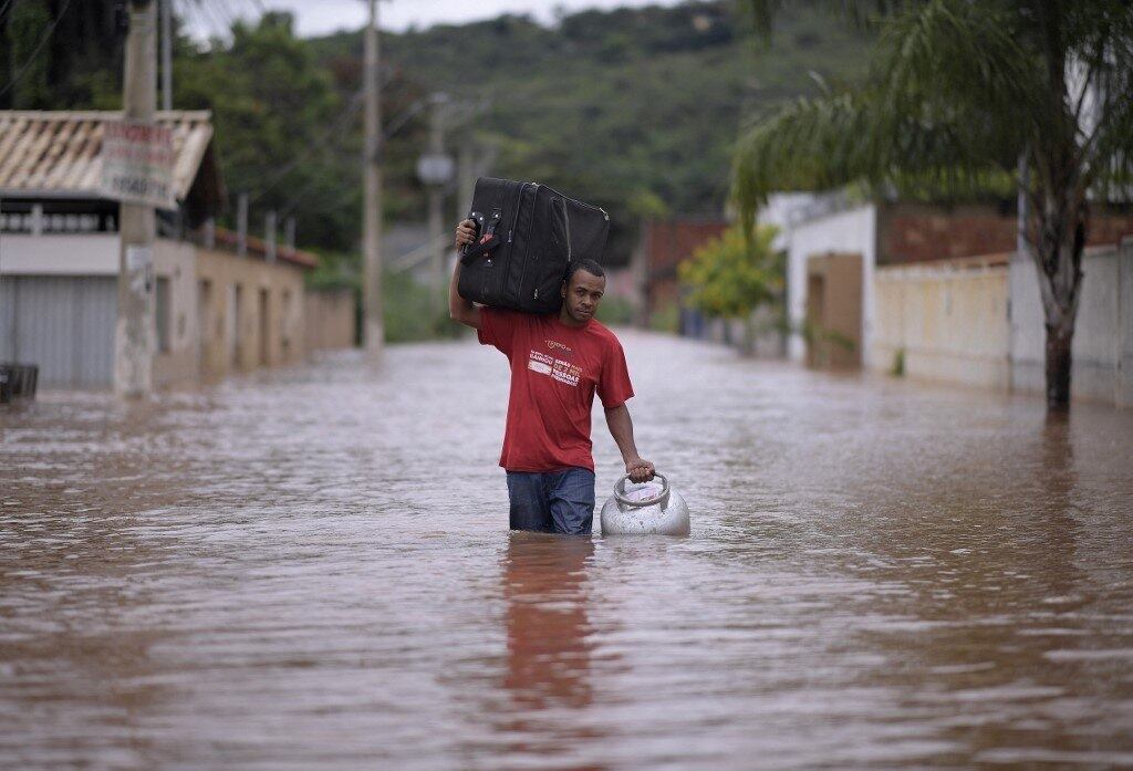 A man wades through the water as he removes belongings from his house in the flooded Brazilian municipality of Juatuba, located in the state of Minas Gerais, on January 10, 2022, after extremely heavy rain has fallen in recent days in the southeastern part of the country.
Douglas MAGNO / AFP