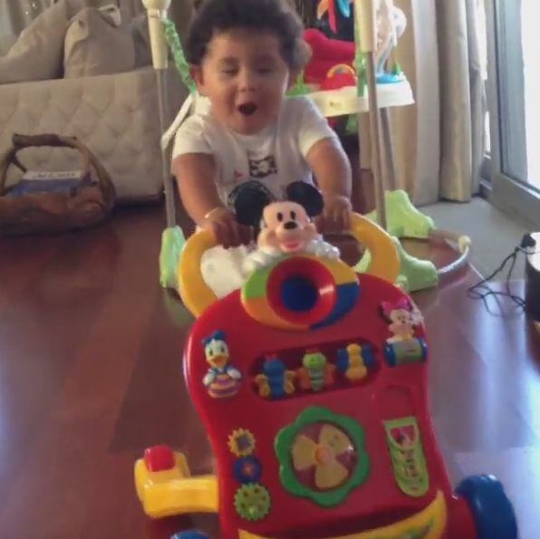 Dentinho também é adepto às redes sociais e compartilhou com seus seguidores um vídeo em que o filho Bruno Lucas aparece andando em direção ao papai

Veja também: Oscar volta à seleção, mas encontra concorrência de Ramires no meio-campo
