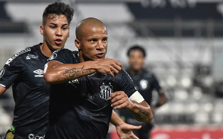 ESQUENTOU - O contrato de Carlos Sánchez termina no meio desse ano e o Santos já iniciou as conversas pela renovação com o uruguaio. O próprio presidente Andres Rueda confirmou as conversas, mas preferiu não dar nenhum detalhes até que a situação seja resolvida