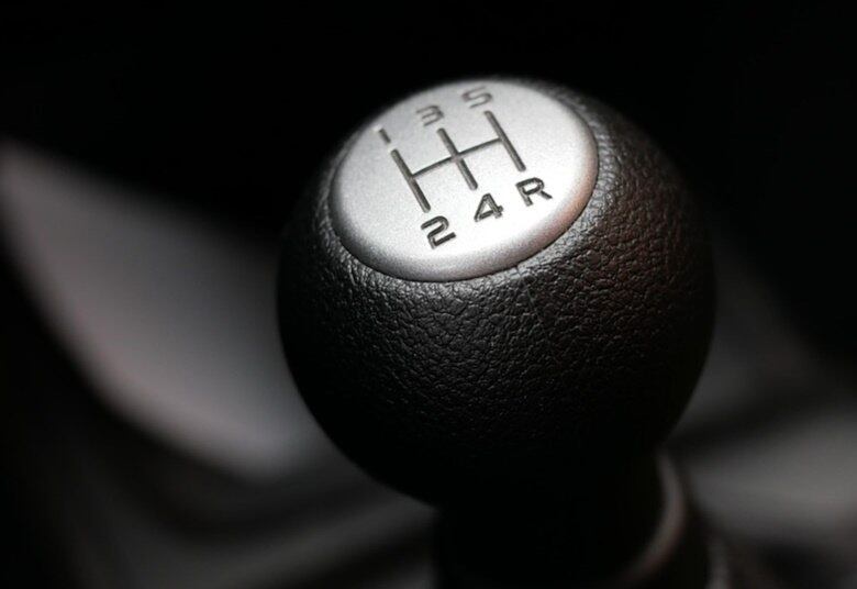 Trocar as marchas antes que a rotação do motor fique alta é o ideal para economizar, quanto menos se escutar o ronco do motor, melhor. Além disso, evite acelerar bruscamente antes de frear