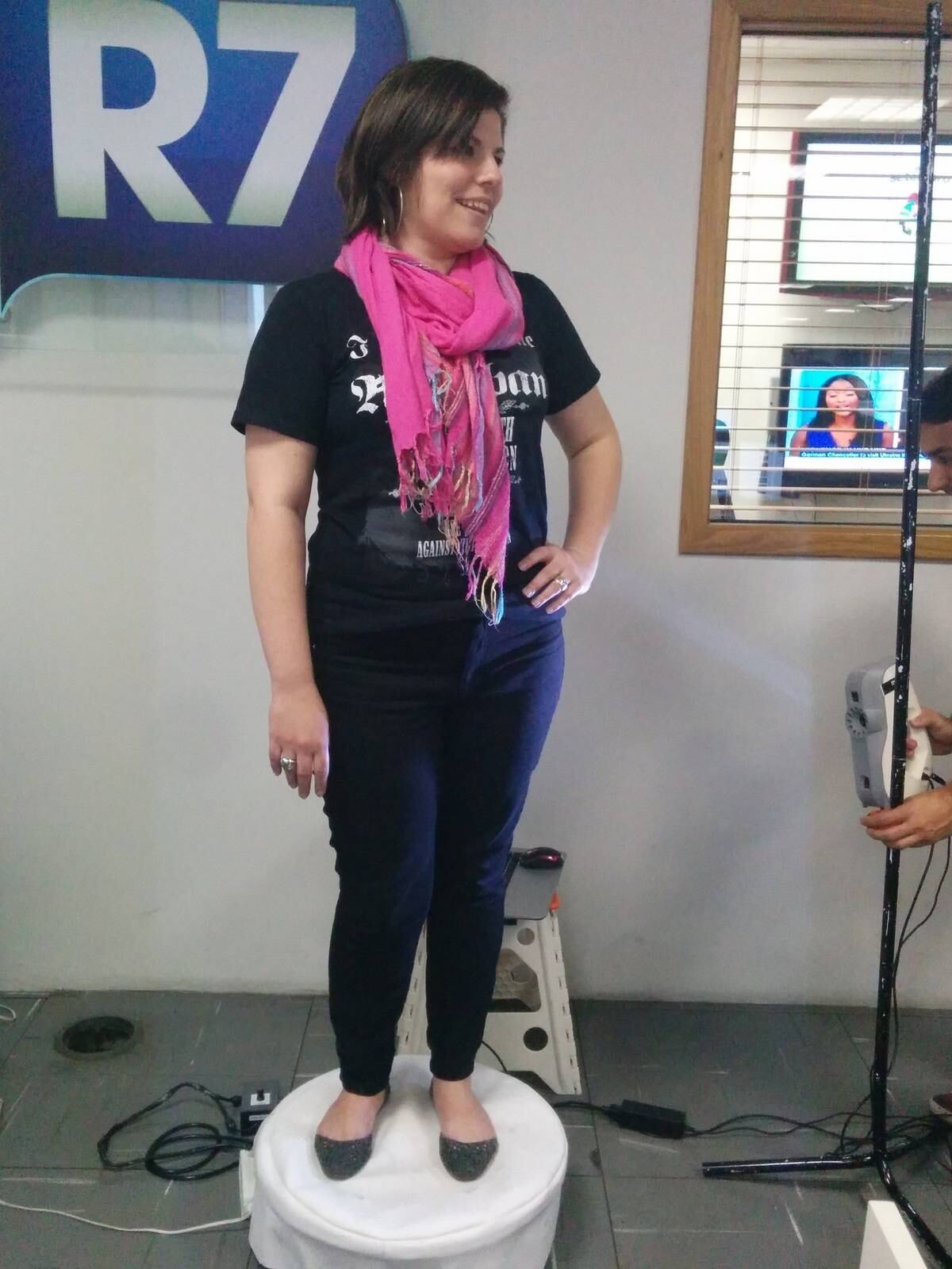 Uma pessoa capta as informações com um dispositivo leitor que cria um arquivo, que por sua vez é traduzido pela máquina e transferido para um software