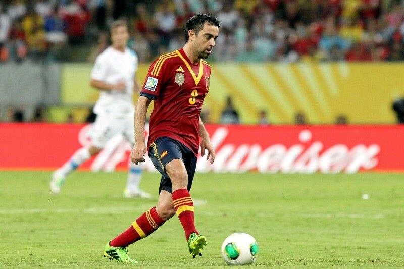 O setor de criação do meio-campo é formado pelos cérebros da seleção espanhola, condutores do toque de bola do time. Um deles é o eficiente Xavi...