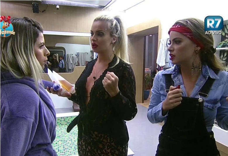 Quando o assunto era jogo, todos falavam com
todos. E a peoa gastava tempo, principalmente com os integrantes do seu grupo,
o Serrote, casos de Ana Paula Minerato e Veridiana Freitas

+ Em atividade, peões comentam momentos marcantes de cada uma das semanas de confinamento
+ Turma do Ronco: Peões descansam durante a tarde do último sábado de A Fazenda 8
+ Douglas, Rayanne e Ana Paula cantam músicas de Latino e peão enfatiza: “Quem planta sacanagem colhe solidão”


