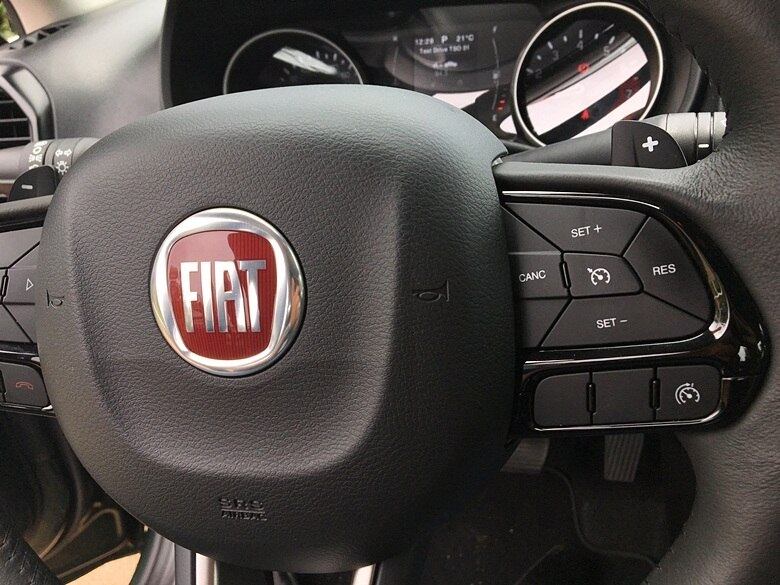 A coluna de direção tem ajustes de altura e de profundidade