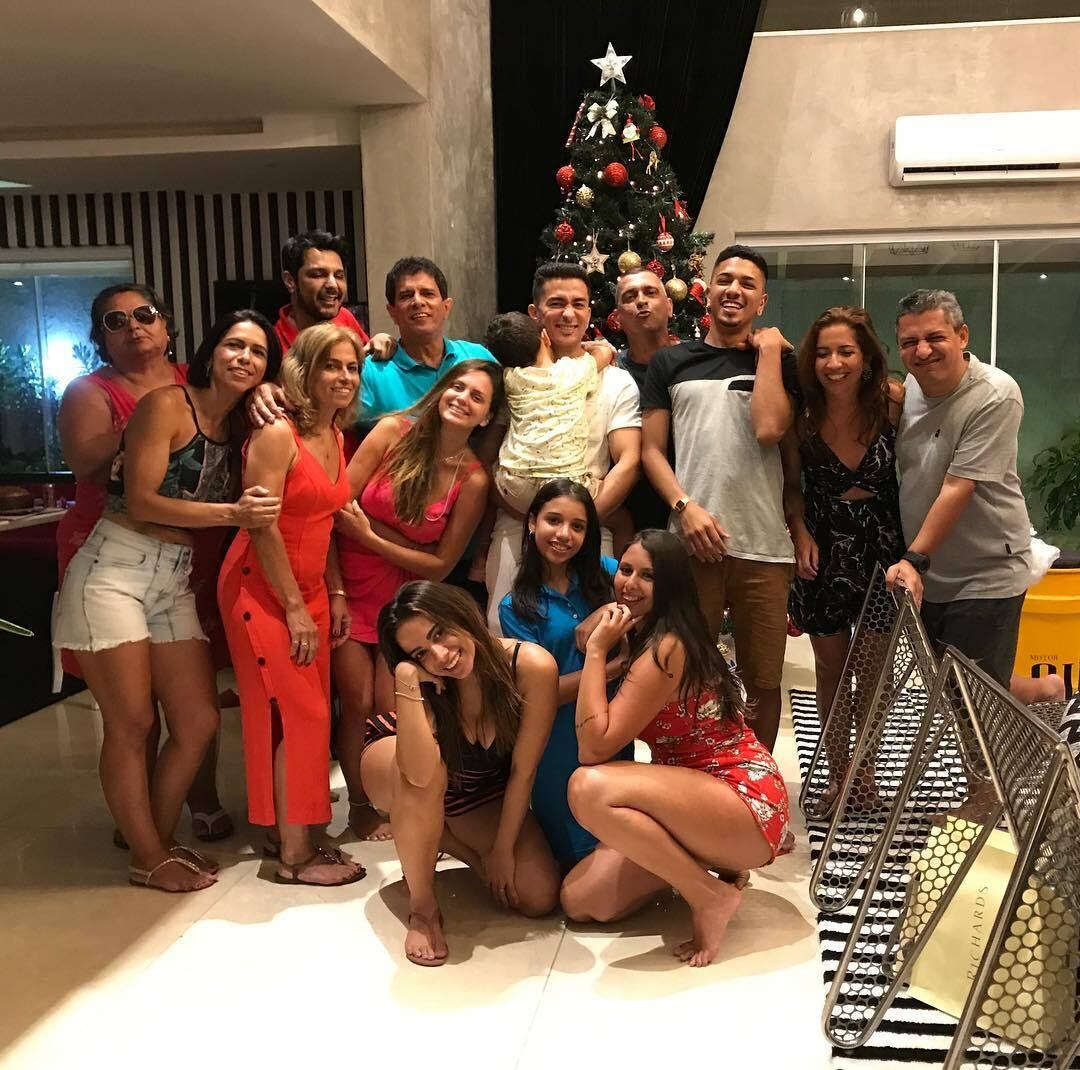 Anitta compartlhou foto com a família toda e escreveu um textão no Instagram. 

— Nada supera o valor dessa minha família louca. Sem vocês minha vida simplesmente não existe. Nosso Natal é o momento mais importante de qualquer ano pra mim. Esse ano agradeci por tudo que eu tenho nessa vida, tudo que foi conquistado, agradeço desde o nosso primeiro Natal “farto” a possibilidade de proporcionar tanta coisa legal pra gente. Mas tendo em mente que, mesmo nas condições mais humildes, vocês sempre me fizeram sentir a pessoa mais afortunada do mundo por tê-los ao meu lado. Quando tenho vocês comigo percebo que, quaisquer que tenham sido minhas conquistas na vida, nada tem valor se não tenho vocês pra compartilhar quando volto pra casa. Amo vocês muito. Feliz Natal a todos