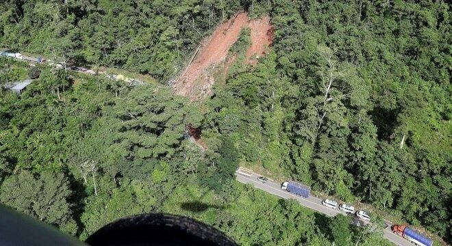 Vista aérea de deslizamento de terra após terremoto na Alta Amazônia peruana