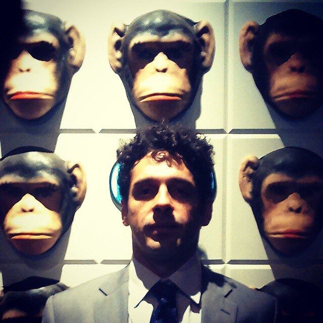 No teatro, participou de Noite na
Taverna e ingressou na Cia. Os Satyros, atuando em A
Vida na Praça Roosevelt (2006), Liz (2008) e Vestido de Noiva (2008)