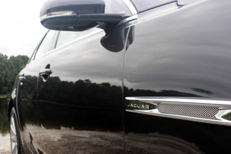 Retrovisores são rebatíveis eletronicamente e contam com repetidores das luzes de setas