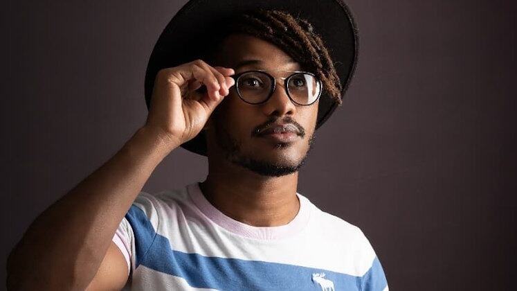 Experiente em concursos e realities

Pai de duas meninas, o professor de Música Eduardo Porto, de 41 anos, canta desde os cinco. Caçula de dez irmãos, ele sempre teve na música a esperança de um futuro melhor, pois quando criança enfrentou muitas dificuldades. Experiente nesse meio, o semifinalista já participou de vários concursos e programas de televisão