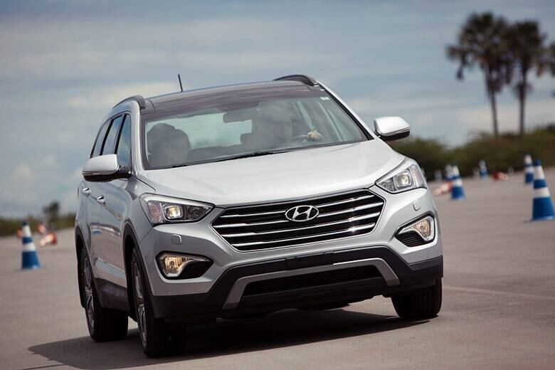 Na ponta de cima da nova gama Hyundai está o grandalhão Grand Santa Fe, utilitário esportivo com sete lugares e a dura missão de substituir o Veracruz, modelo que foi descontinuado para ceder lugar justamente ao novato

Saiba tudo sobre carros! Acesse R7.com/carros
