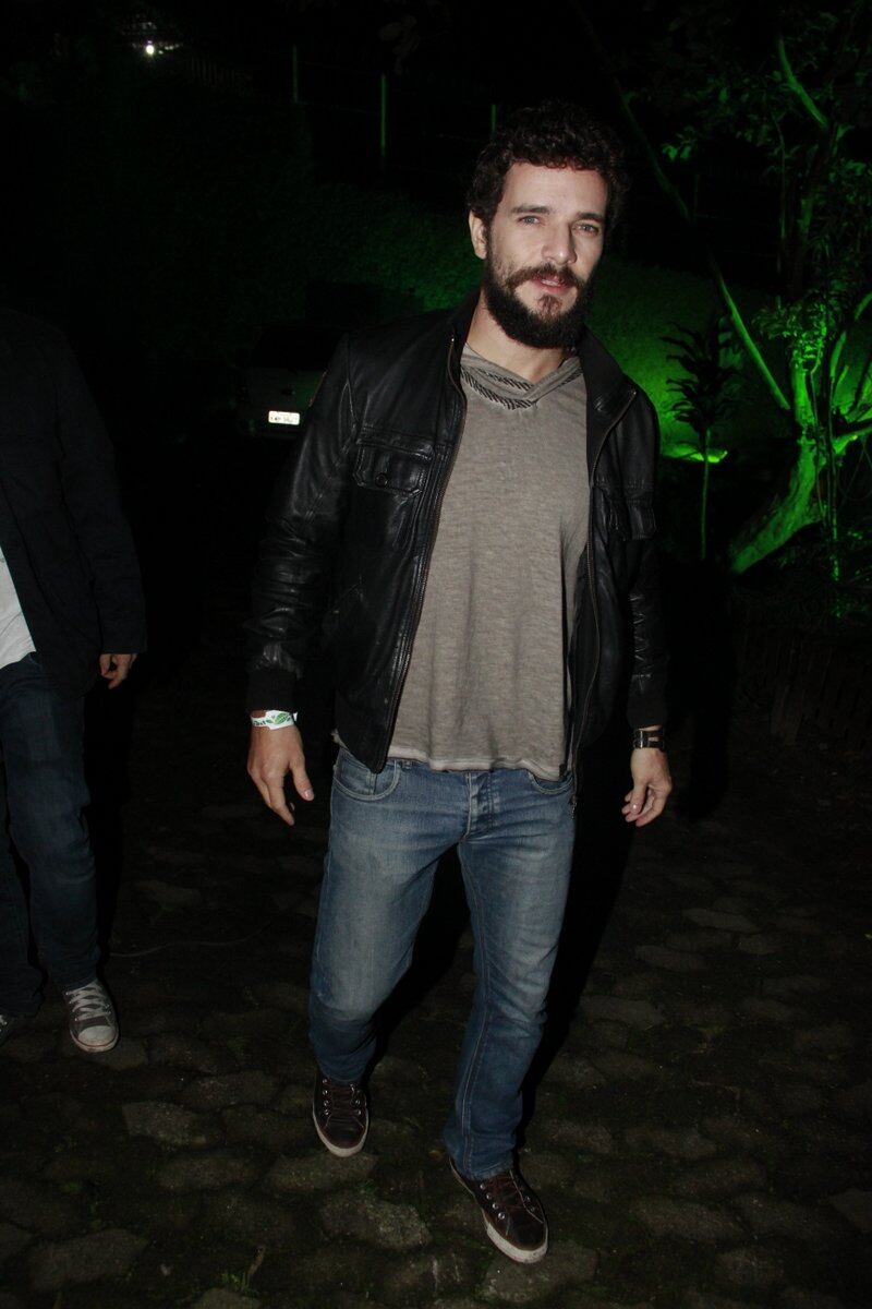 Bem mais barbudo, o ator não ligou para a presença do paparazzo
