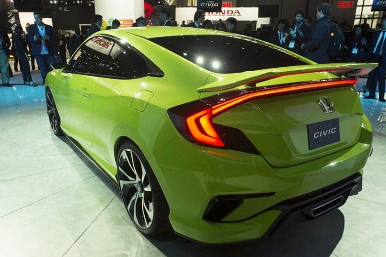 Do modelo mostrado na feira, muito foi aproveitado, mas muito também foi ajustado para a versão de produção. As lanternas, por exemplo, eram interligadas no conceito, em uma peça única. Talvez o Civic hatch as mantenha, mas as imagens mostram o sedã com os conjuntos óticos simplificados. Ao menos, a iluminação deve ter LEDs