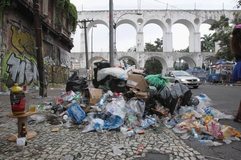 Após o Carnaval, ruas da Lapa ficaram cobertas de lixo