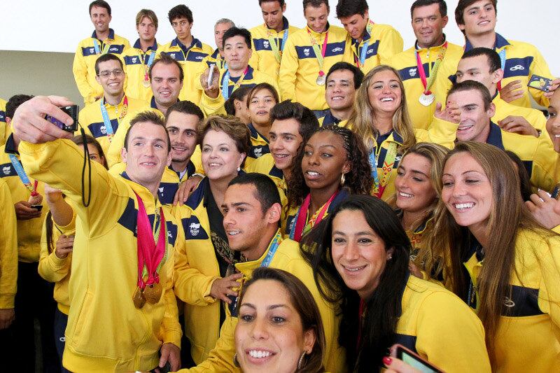Aqui, a presidente Dilma
Rousseff posa para foto com a delegação brasileira dos medalhistas dos 5° Jogos
Mundiais Militares Rio 2011. Além de ser clicada pelo fotógrafo oficial do Palácio do Planalto, Dilma foi registrada pelas lentes do ginasta Diego Hipólito 
