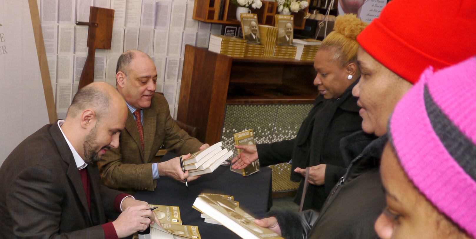 Houve quem aproveitou a estreia para levar exemplares aos familiares e amigos
