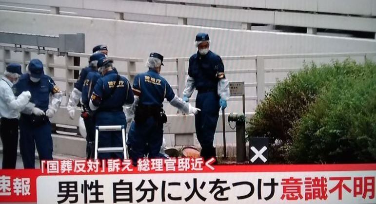 Policiais japoneses ajudaram no resgate ao manifestante