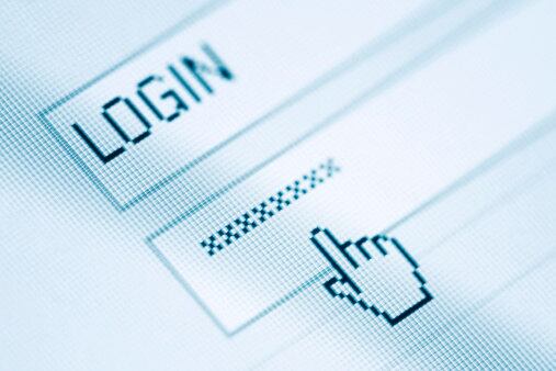 Repetição

Segundo Breternitz, um dos erros mais comuns dos internautas é não trocar suas senhas.
— Senhas devem ser trocadas frequentemente, mais ou menos a cada três meses, e não devem ser reutilizadas. Se você já usou uma senha para o seu e-mail, por exemplo, não utilize a mesma para uma rede social