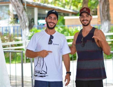 Neto e Lucas cumpriam missão quando acidente mudou planos. Enquanto esperam por barco, dupla competiu no evento