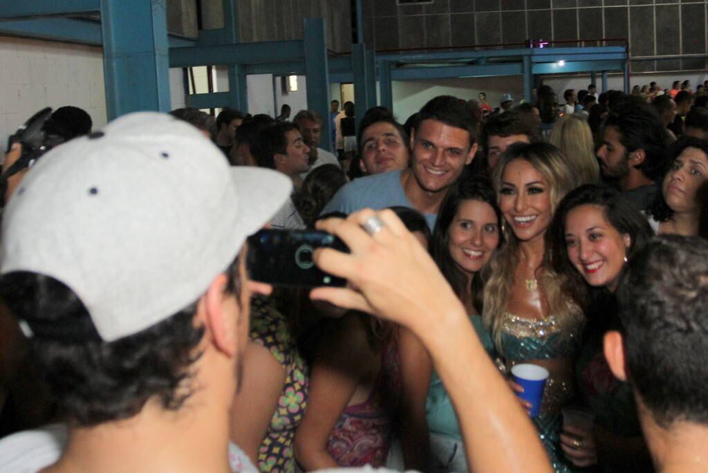 Sabrina Sato comemora aniversário na quadra da Vila Isabel