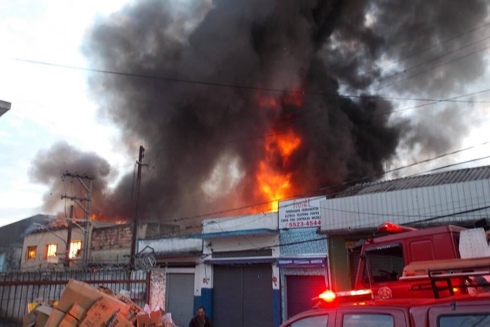 Um incêndio de grandes proporções atingiu um depósito da loja de departamentos Armarinhos Fernando, localizado na rua Comendador Dantas, 82, em Santo Amaro, zona sul da capital