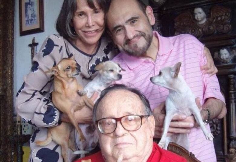 Florinda Meza (Dona Florinda), Édgar Vivar (Seu Barriga) e Roberto Bolaños (Chaves) se reencontraram em fevereiro de 2014 em Cancún, no México, nove meses antes da morte de Chaves. Cliques históricos como esse estão até hoje guardados na memória dos fãs. Espie!