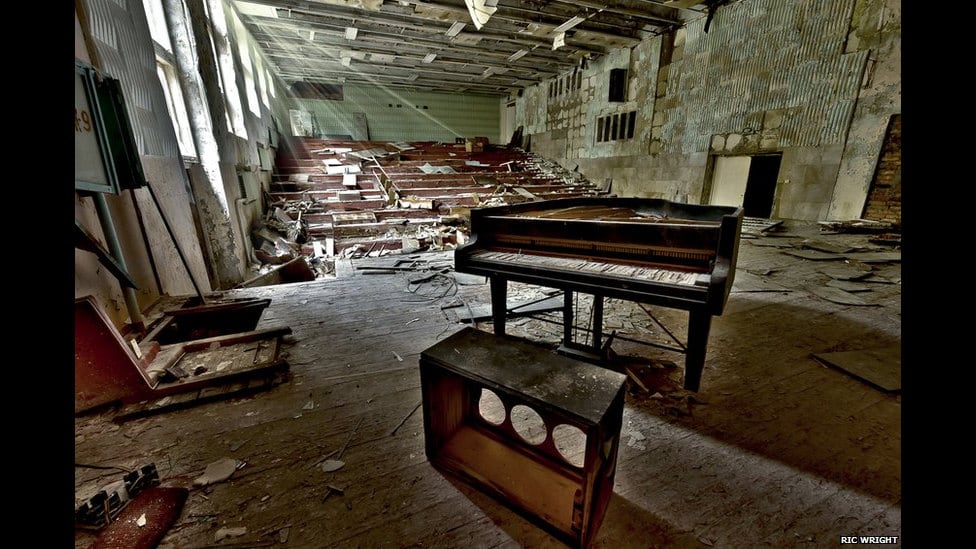 A sala de concertos de Pripyat está abandonada. O projeto fotográfico foi publicado como um e-book (livro digital), acompanhado de uma trilha sonora. Em uma parte dela, há um trecho de uma música encontrada em um pedaço de papel na sala de concertos