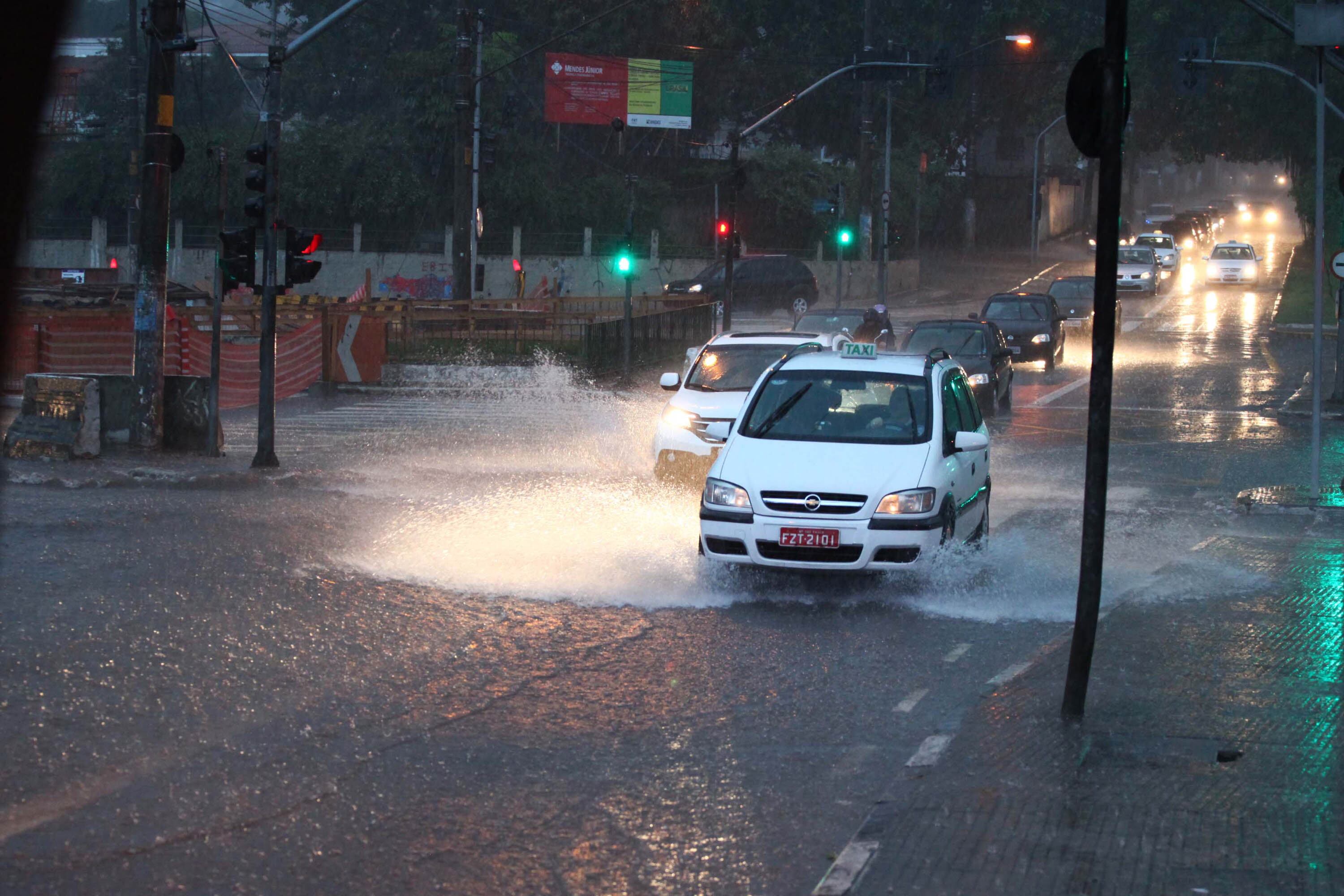 A avenida Santo Amaro, na zona sul, chegou a alagar por causa da chuva