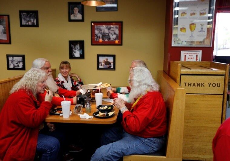 Por isso que os diretores da escola, Tom e Holly Valent dizem que "é um privilégio ser Papai Noel