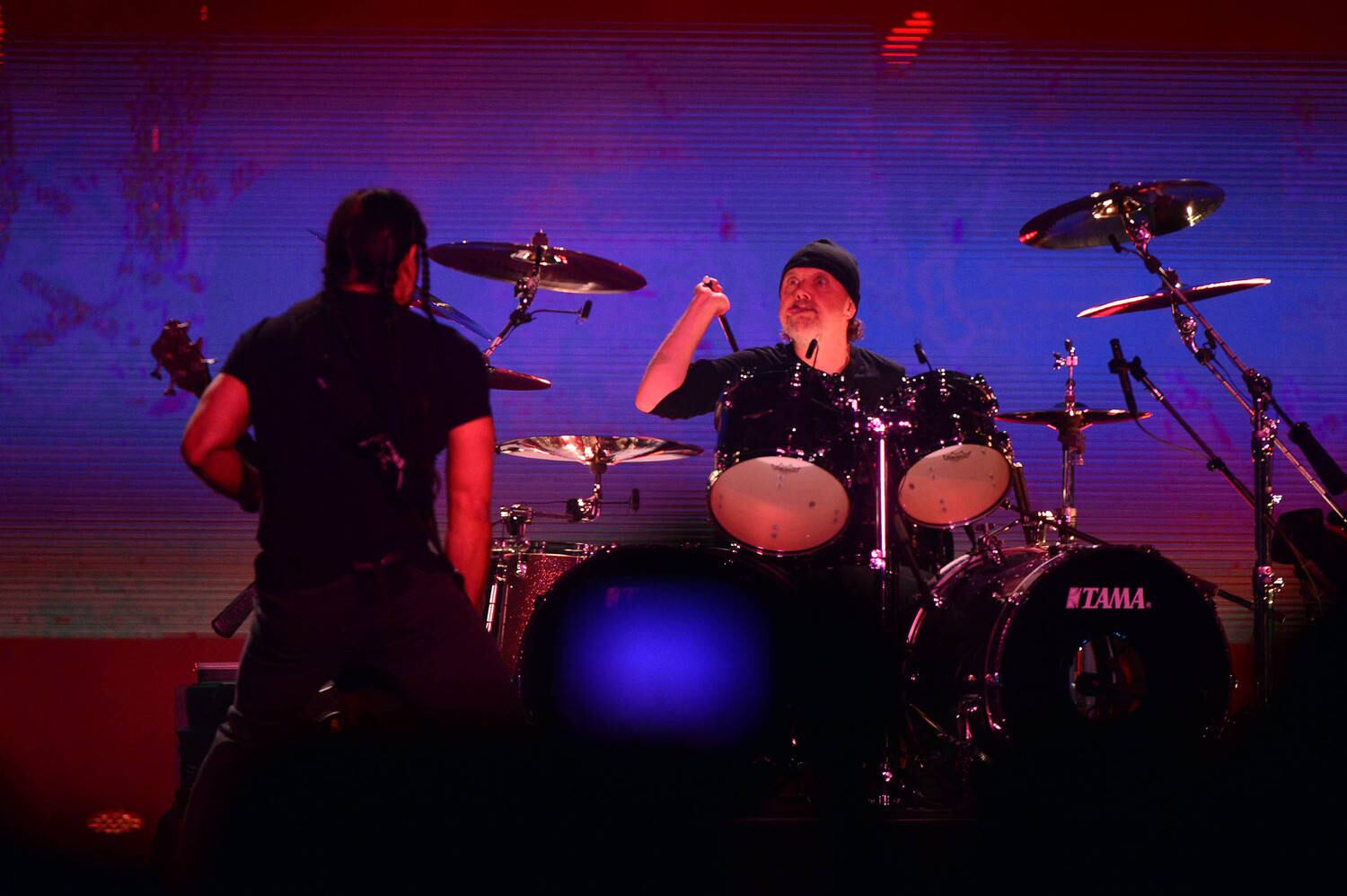 Com todos os músicos bem a fim de fazer um showzaço, o Metallica foi enfileirando uma série de hits e canções que os fãs queriam ouvir. Tudo com energia total. O vocalista James Hatfield comandava as ações, mas seus companheiros não ficaram para trás. Lars Urich deu o tradicional show na bateria e Rob Trujillo também arrebentou no baixo (Foto: Eduardo Enomoto/R7)