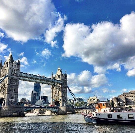 Em sua página do Instagram, a namorada do príncipe publicou uma foto do Palácio de Kensington (residencia Real desde o século 17). É a imagem que tem suscitado rumores do romance dela com Harry