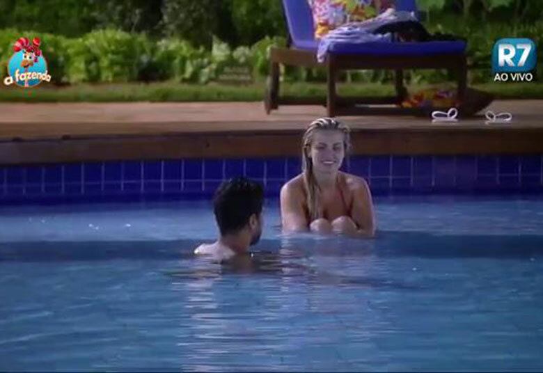 Veridiana Freitas e Marcelo Bimbi aproveitaram o início desta sexta-feira (15) na piscina. Em um papo sobre relacionamentos, os peões se divertiram 

+ “Você vai chorar três vezes”, diz Marcelo a Veridiana
+ Em conversa com Luka, Minerato revela ultimato a Thiago Servo: “É a última chance”
+ Luka imita Marcelo Bimbi e afirma que postura corporal de peão mudou