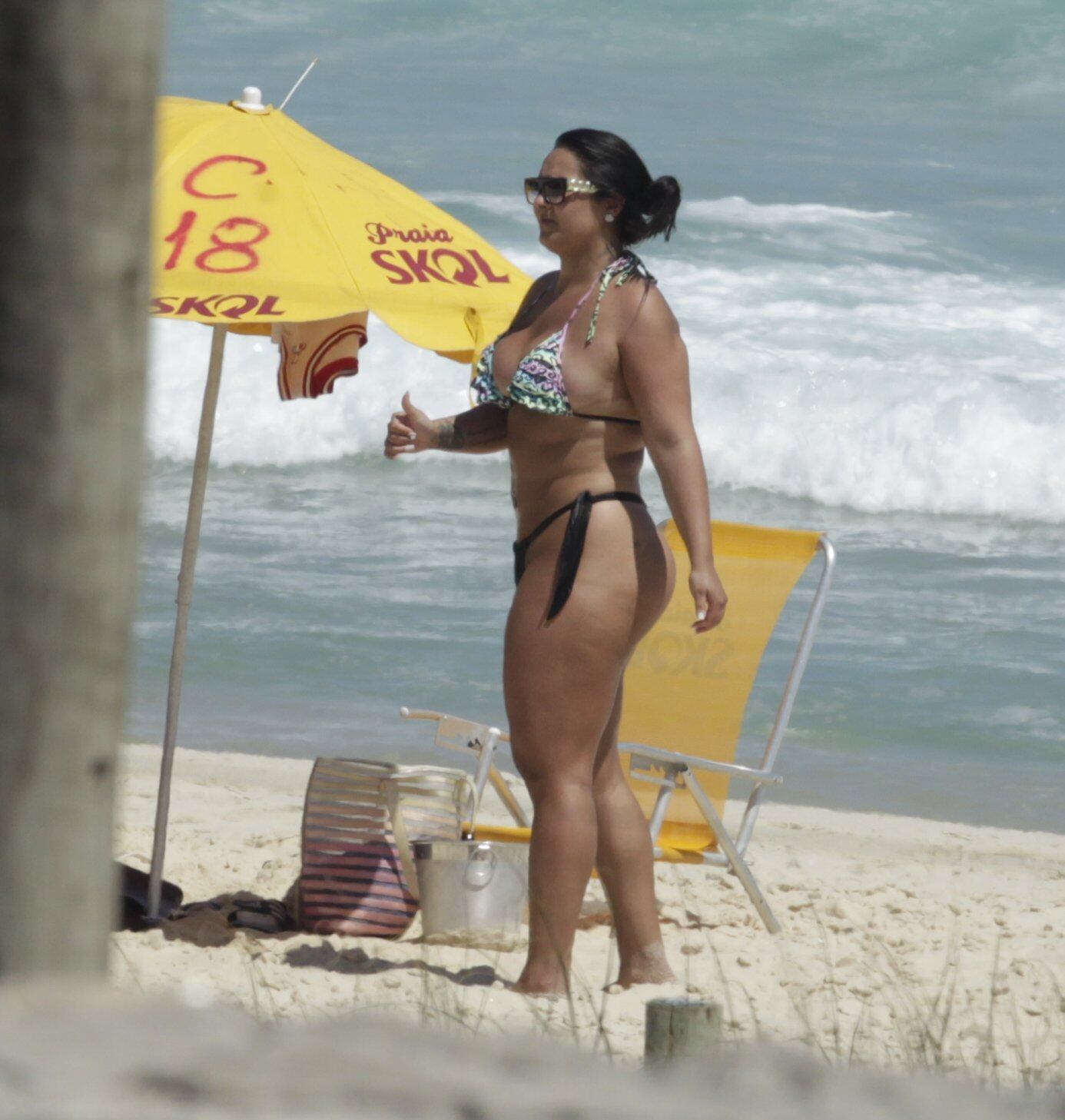 Mulher Melancia vai à praia da Reserva no Rio
