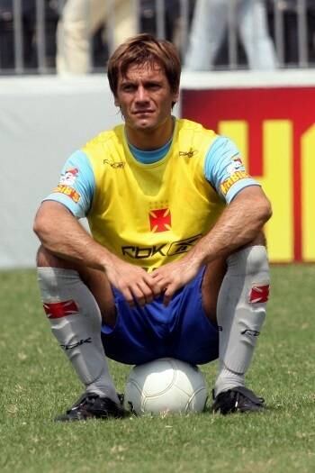 Na apresentação do chileno Villanueva, em 2007, o então presidente do Vasco, Eurico Miranda, ficou entusiasmado. "É um jogador com experiência internacional, jogou na seleção chilena, dispensa comentários. Estamos apostando que ele vai ter um grande sucesso no Vasco. O contato inicial com ele foi ótimo, está mostrando muita vontade para no dia da reapresentação iniciar normalmente o trabalho" disse. Villanueva também estava empolgado por jogar ao lado de Romário, mas atuou apenas 77 minutos no Vasco e logo foi para o FC Bunyodkor, do Uzbequistão.

