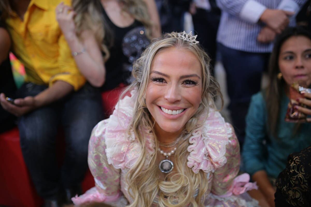 Janaina Jacobina comemora aniversário vestida de princesa da animação Frozen