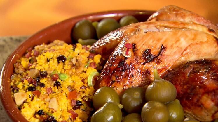 Peru com figos e cuscuz


1 Peru


1 Cebola


1 Cabeça de alho
Folha de louro


4 Talos de salsão


1 Vinho branco seco


Pimenta-do-reino


Sal

 



Modo de preparo:
1. Fazer uma marinada
e deixar na geladeira por 24 horas
2. Colocar no forno
por 2hs e 40 minutos coberto com papel alumínio

3. Descubra e asse por
mas 30 minutos

Para o cuscuz:


1 kg de flocos de
milho


1 Cebola roxa


300g de passas


300g de castanhas


300g de frutas cristalizadas


1 maço de salsinha


2 gomos de
calabresa defumada


100g de manteiga

 



Modo de preparo:

1. Molhe o flocos com
água e sal e coloque pra cozinhar

2. Refogue a cebola com
manteiga 
3. Acrescente a
calabresa e os demais itens junte o cuscuz e mexa bem