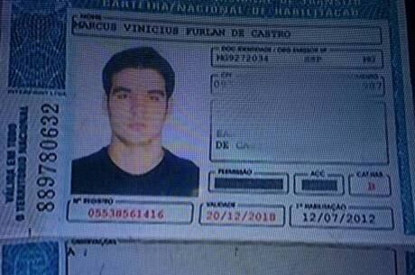 O documento foi deixado dentro do carro
